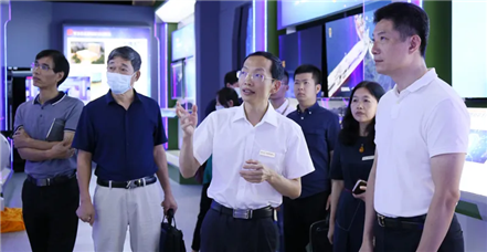 厦门火炬高新区党工委副书记、管委会主任庄荣良一行莅临南宫NG28官网调研指导 